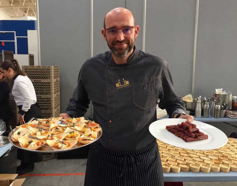 Juanjo Pérez, sirviendo el cóctel en el stand de León en INTUR