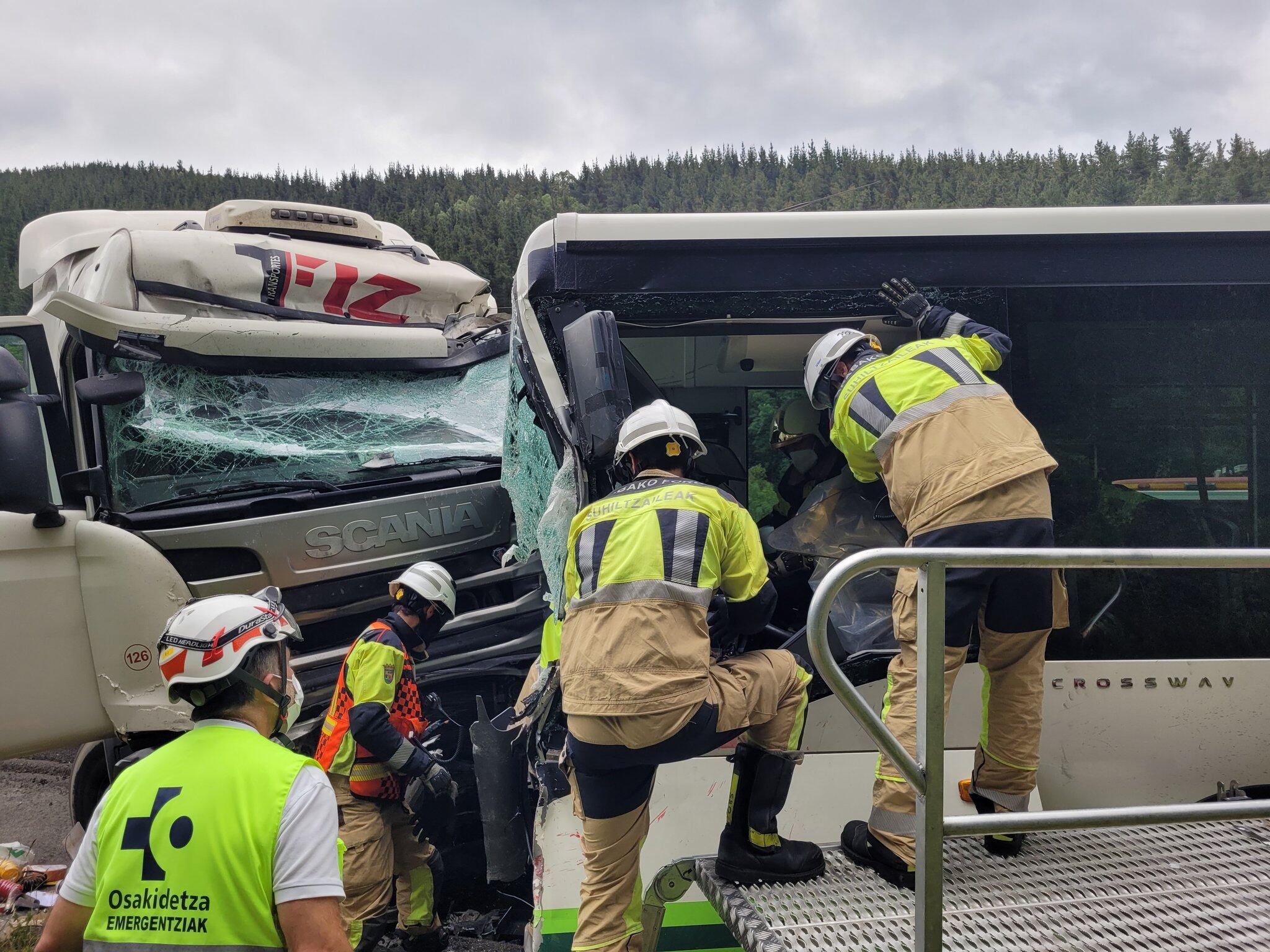 Bomberos trabajando en el siniestro / ARABAKO SUHILTZAILEAK