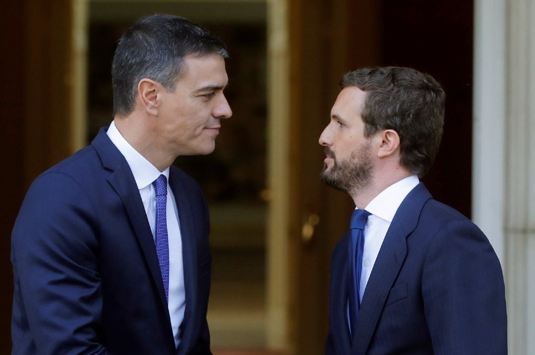 El presidente del Gobierno en funciones, Pedro Sánchez (i), recibe al líder del PP, Pablo Casado, en el Palacio de La Moncloa donde ambos se han reunido este miércoles para analizar la escalada de violencia en Cataluña tras la sentencia del &quot;procés&quot;.