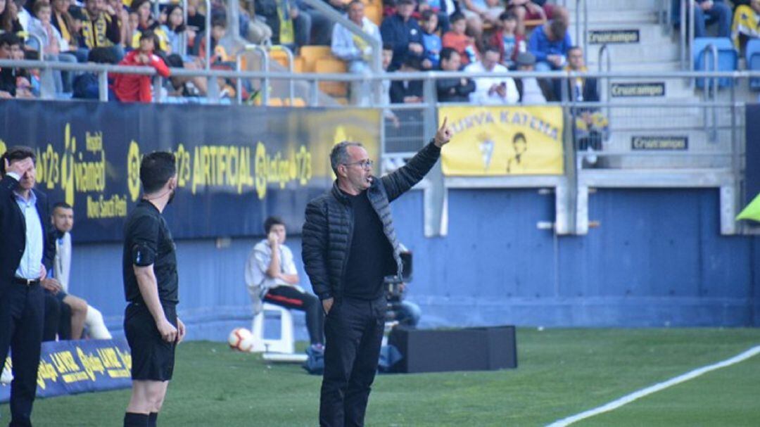 El entrenador no ve claro el cambio de forma de jugar de su equipo