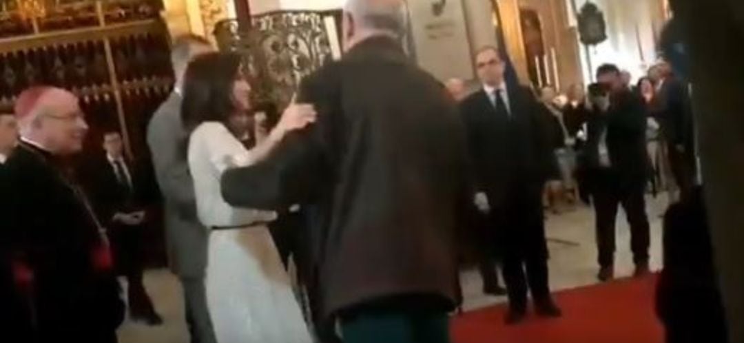 La reina Letizia se salta los protocolos para saludar a Manuel Ovalle.