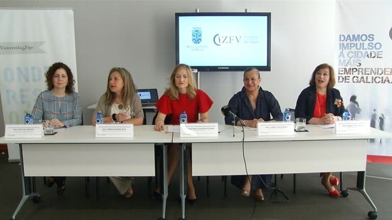 Edita de Lorenzo, Comisionada para el Campus Vigo Tecnológico, Teresa Pedrosa, Delegada de Zona Franca, Dolores González, Vicerrectora de Estudiantes de la Universidad de Vigo, Carmela Silva, Presidenta Diputación de Pontevedra, Susana López Abella, Sec X