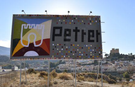 Valla publicitaria de ganchillo ubicada en la Autovía de Madrid-Alicante a la altura del castillo de Petrer