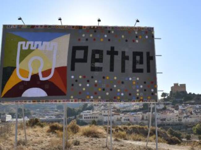 Valla publicitaria de ganchillo ubicada en la Autovía de Madrid-Alicante a la altura del castillo de Petrer