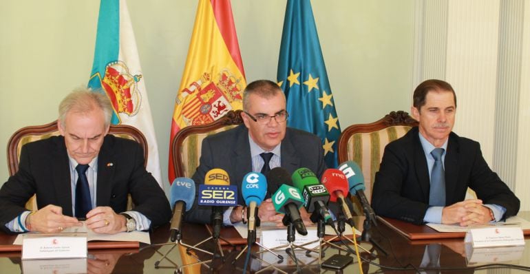 Santiago Villanueva (centro) explica las medidas que se van a tomar