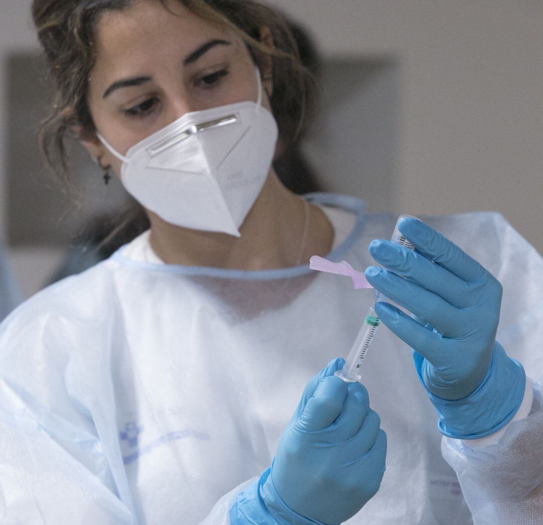 Uan enfermera preparando una dosis de la vacuna.