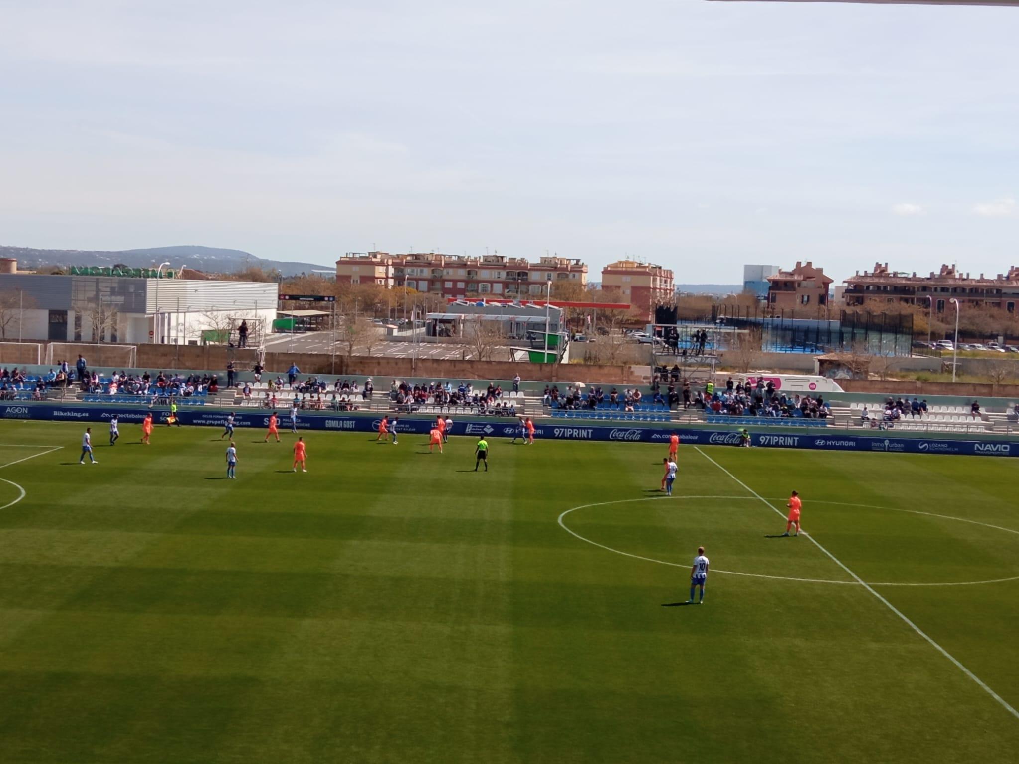 Instante del encuentro en el Estadi Balear, entre el Atlético Baleares y el CD Alcoyano