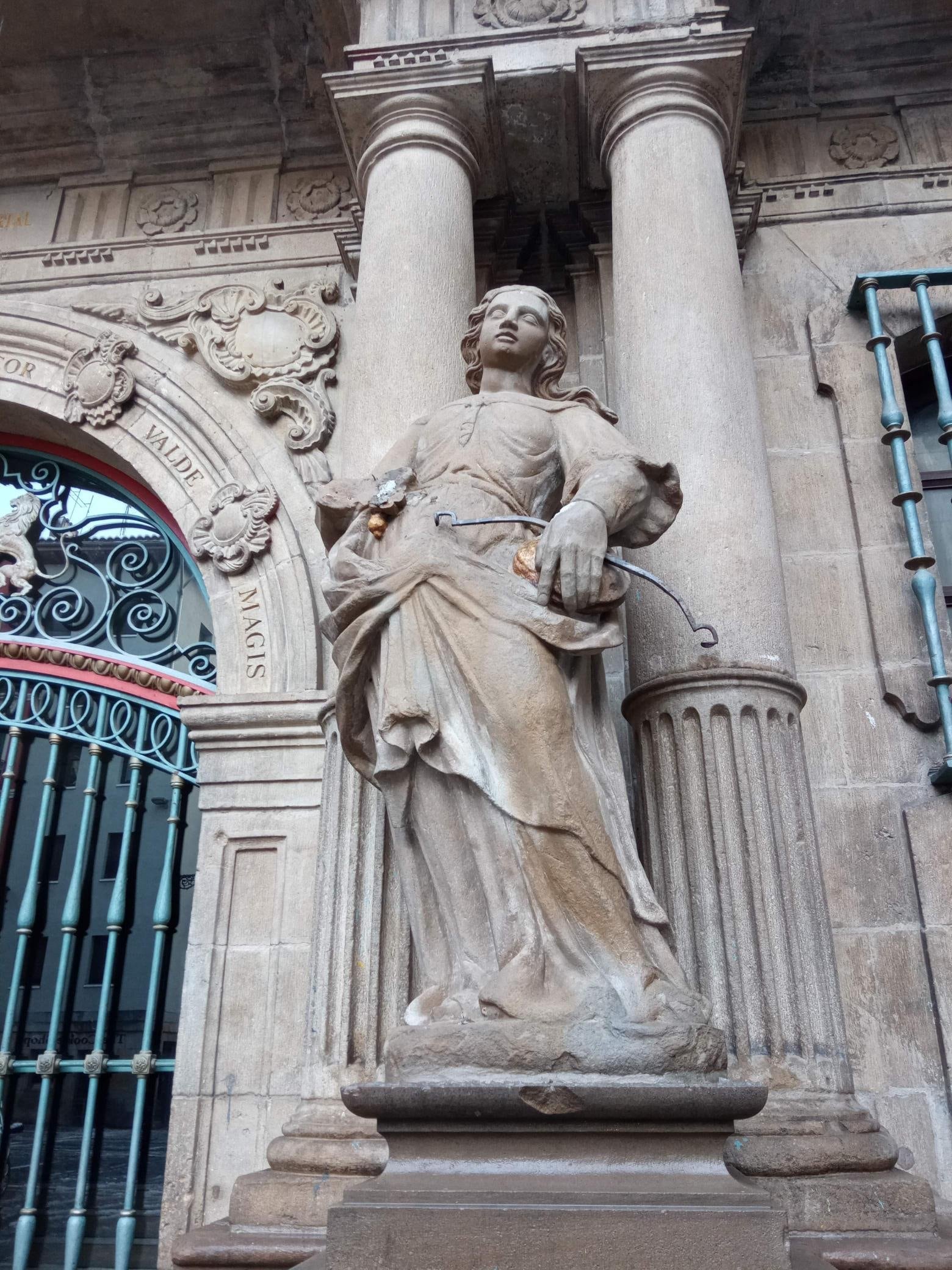 Rompen parte de la estatua de la Justicia del Ayuntamiento de Pamplona y roban su espada