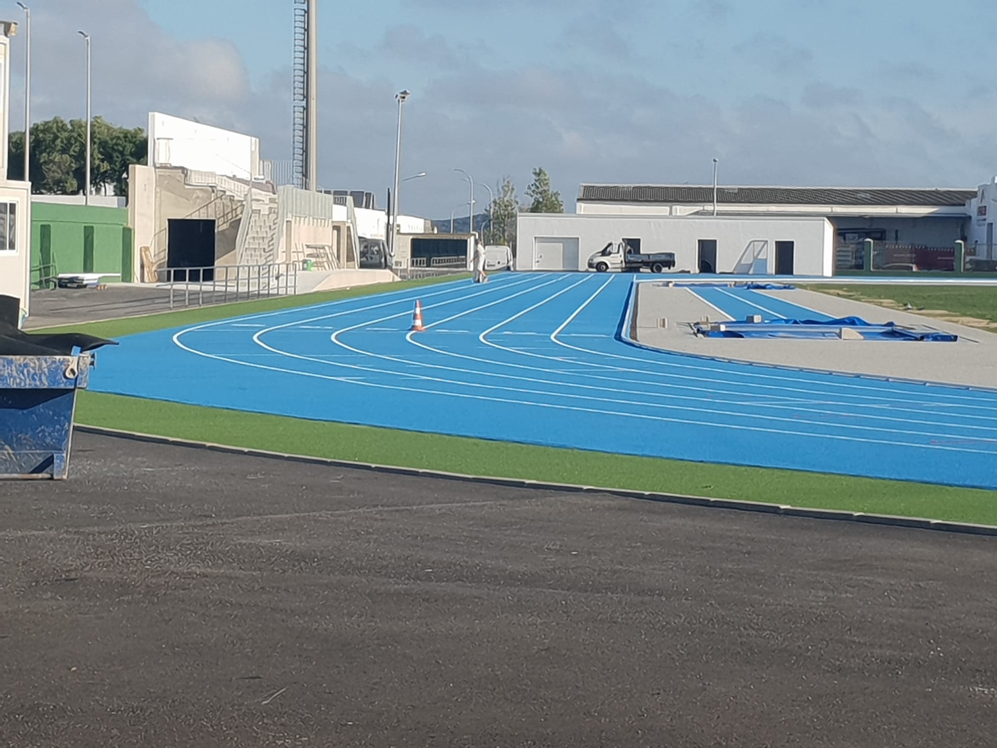 Aquest és l'aspecte de la renovada pista de Maó després de més d'un any de millores.