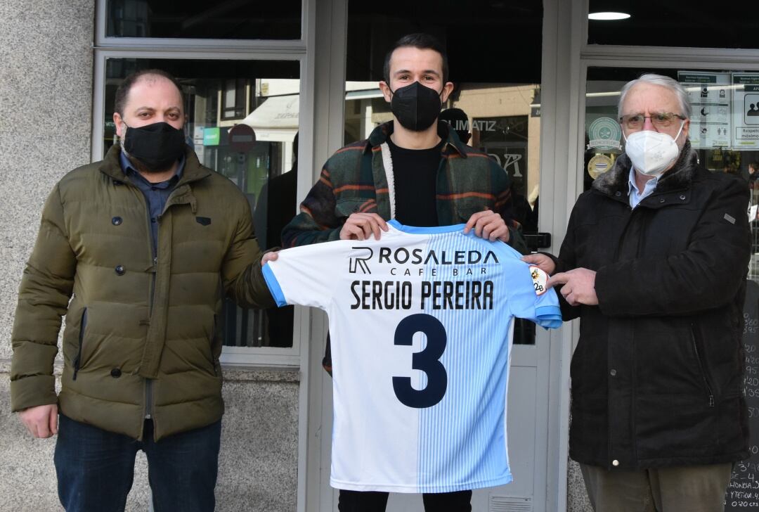 Sergio Pereira posa con la camiseta patrocinada por el café bar Rosaleda