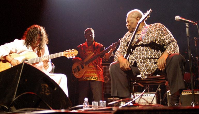 Raimundo Amador junto a BB King en un concierto en Barcelona en 2004