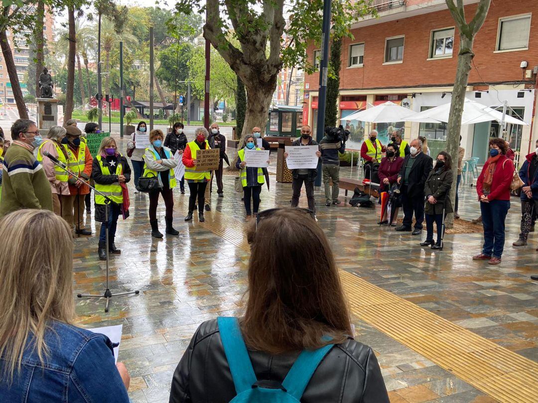 La portavoz de Podemos en la Asamblea Regional, María Marín, ha asistido a la concentración de Marea de Residencias