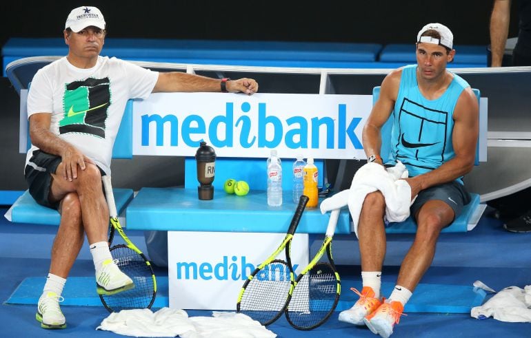 Toni y Rafa Nadal, en un entrenamiento durante el pasado Open de Australia