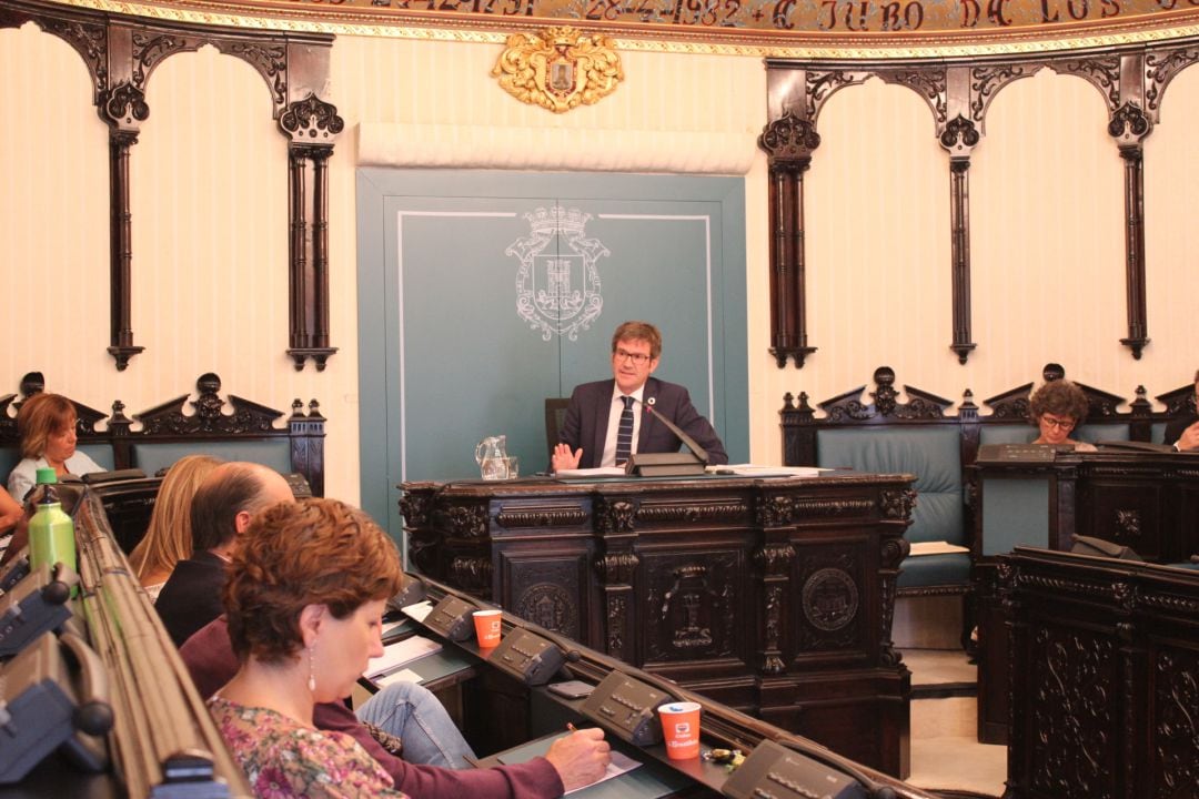 El alcalde de Vitoria, Gorka Urtaran, en el pleno de estado de la ciudad