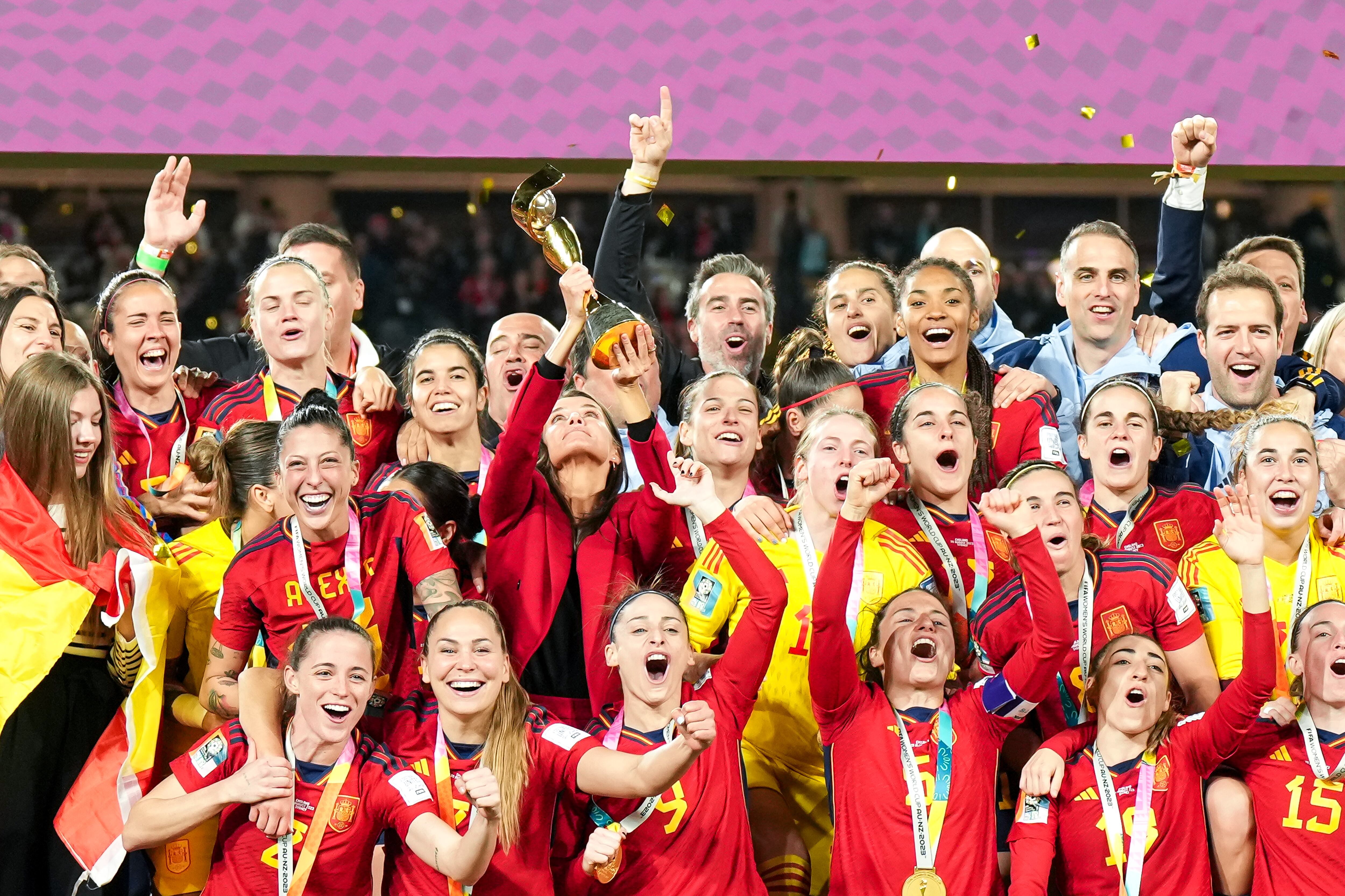 La selección española celebra el Mundial conseguido ante Inglaterra en la final de Sidney. (Photo by Daniela Porcelli/ISI Photos/Getty Images)