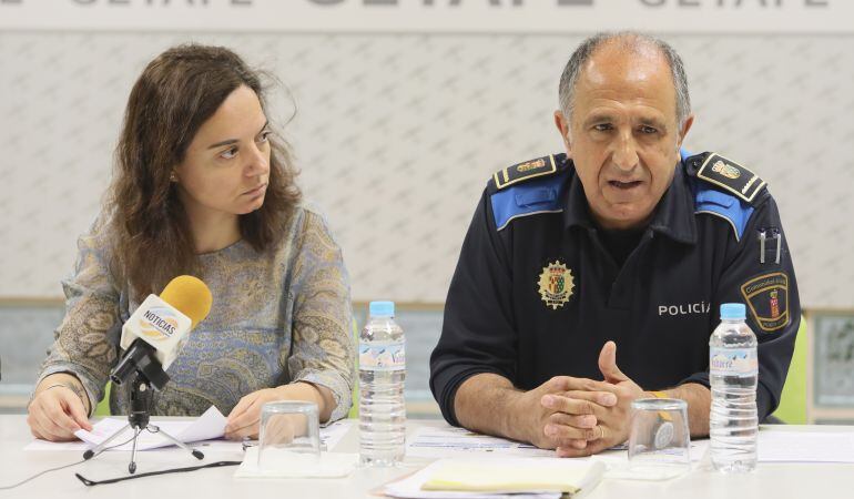 La alcaldesa Sara Hernández y el jefe policial Pedro Cervel han presentado el nuevo organigrama policial