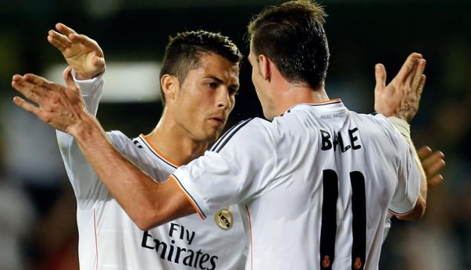 El galés es felicitado por el luso tras hacer el gol del empata a uno en El Madrigal