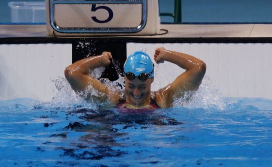 Mireia Belmonte celebra su triunfo justo al finalizar la prueba