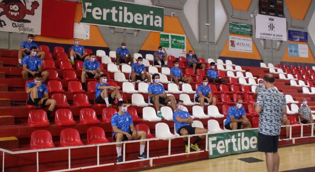 La plantilla de Puerto Sagunto durante una charla técnica en el Ovni.