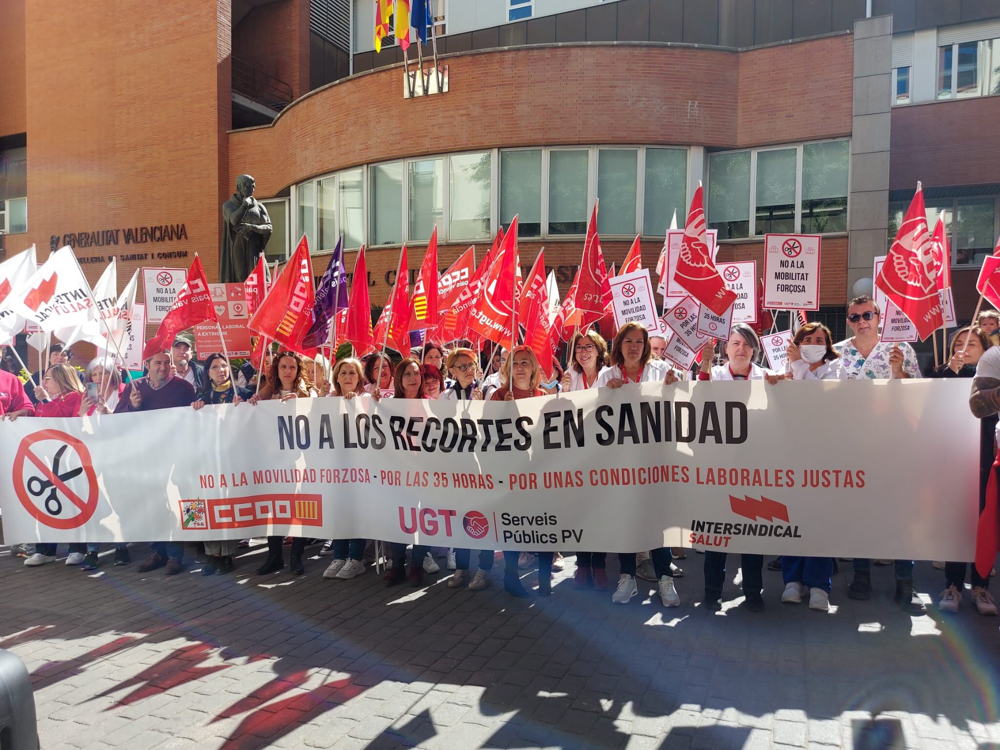 Concentración a las puertas del Clínico de València