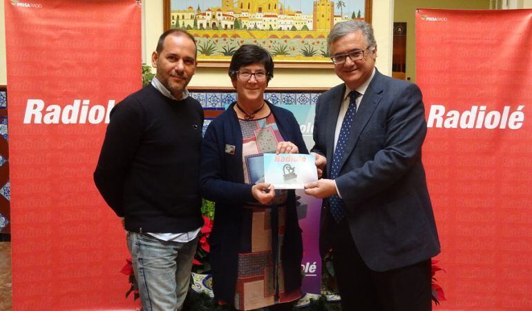 Desde la izquierda, Carlos Oliveros -coordinador de las emisoras musicales en Andalucía-, Aída Hernández - Codirectora y psicólga del Centro Santa Ángela de la Cruz, APASCIDE Sevilla - y Antonio Yélamo-director de Radio Sevilla y Cadena SER Andalucía