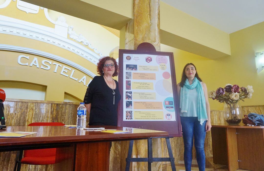 Sacra Leal, directora de la XIII Muestra de Teatro Amateur en Elda, junto a Nieves López, edil de Cultura