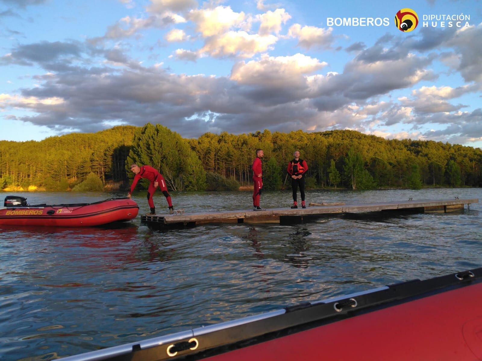 Los bomberos de la DPH buscando al desaparecido en el embalse de Barasona