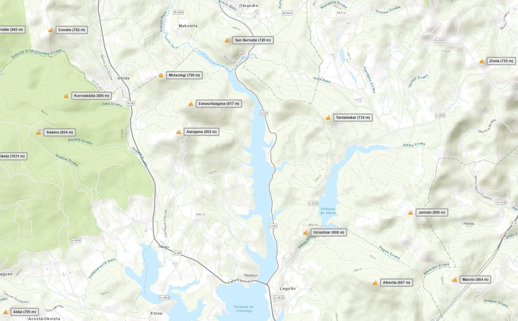 El parque eólico Kastillo se ubica en un cordal montañoso junto al embalse de Urrúnaga