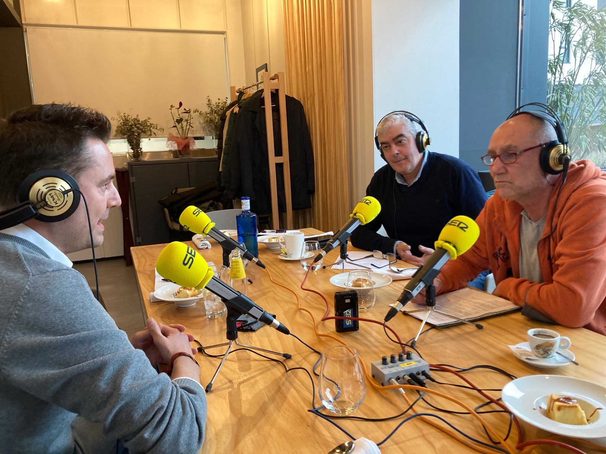 Daniel de la Rosa, Jorge Monje y Fede Castaños, durante la grabación de #EntrevistaaDos en Carmen Restaurante