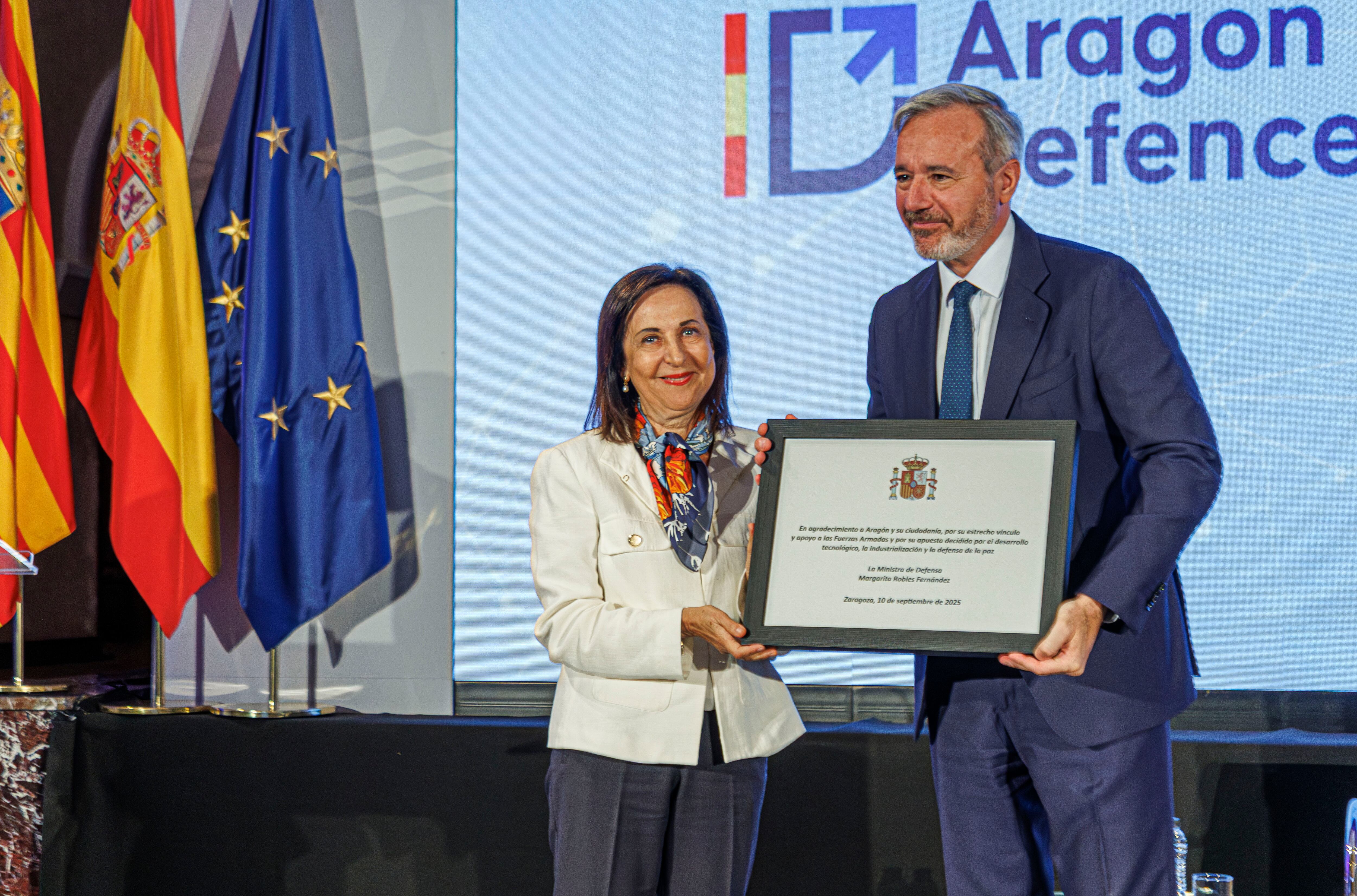 ZARAGOZA, 10/09/2025.- La ministra de Defensa, Margarita Robles, y el presidente de Aragón, Jorge Azcón (d), durante la presentación oficial del 'Hub de defensa de Aragón", una iniciativa público-privada para consolidar un ecosistema económico y empresarial innovador y estratégico en Defensa en la comunidad, este miércoles, en Zaragoza. EFE/ Javier Belver