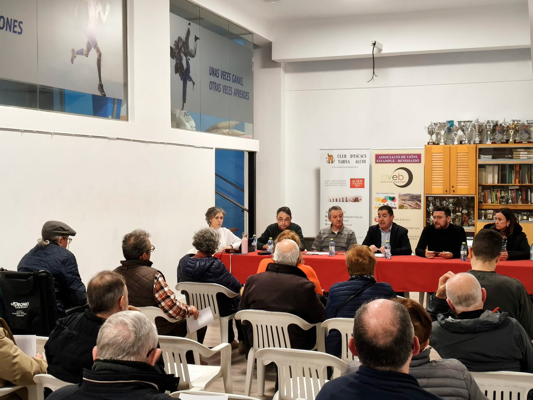 Un instante de la reunión en la sede de la asociación con el alcalde, Toni Francés, el vicealcalde, Àlex Cerradelo, y la concejal de Participación Ciudadana, Aroa Mira