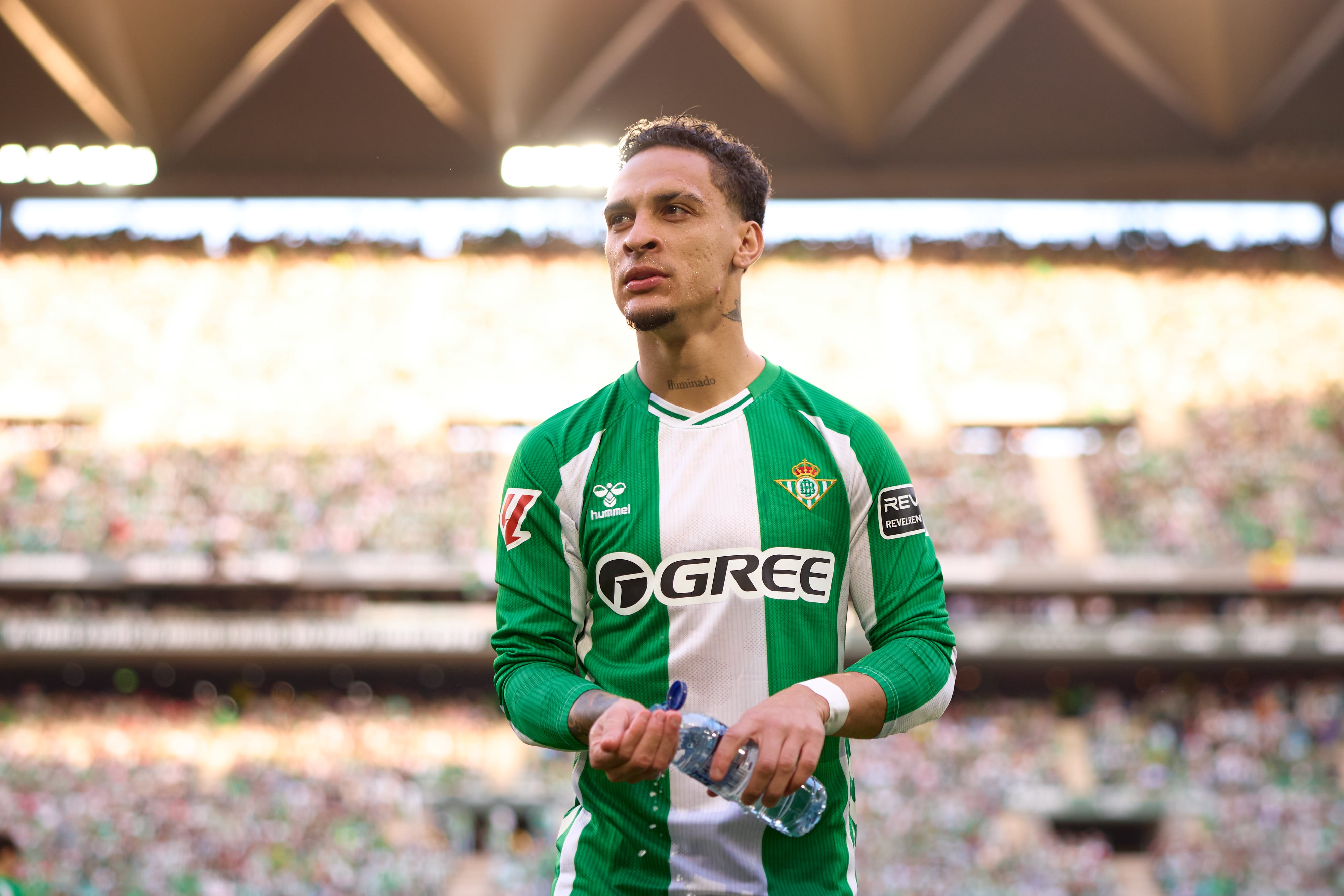 Antony durante el derbi sevillano