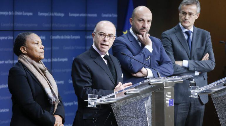  La ministra francesa de Justicia, Christiane Taubira; el ministro de Interior galo, Bernard Cazeneuve; el viceprimer ministro de Luxemburgo, Etienne Schneider, y el ministro de Justicia luxemburgués, Felix Braz, dan una rueda de prensa tras concluir una 