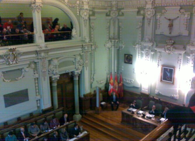 Vista del salón de plenos del Ayuntamiento de Valladolid desde las gradas ocupadas por decenas de parados