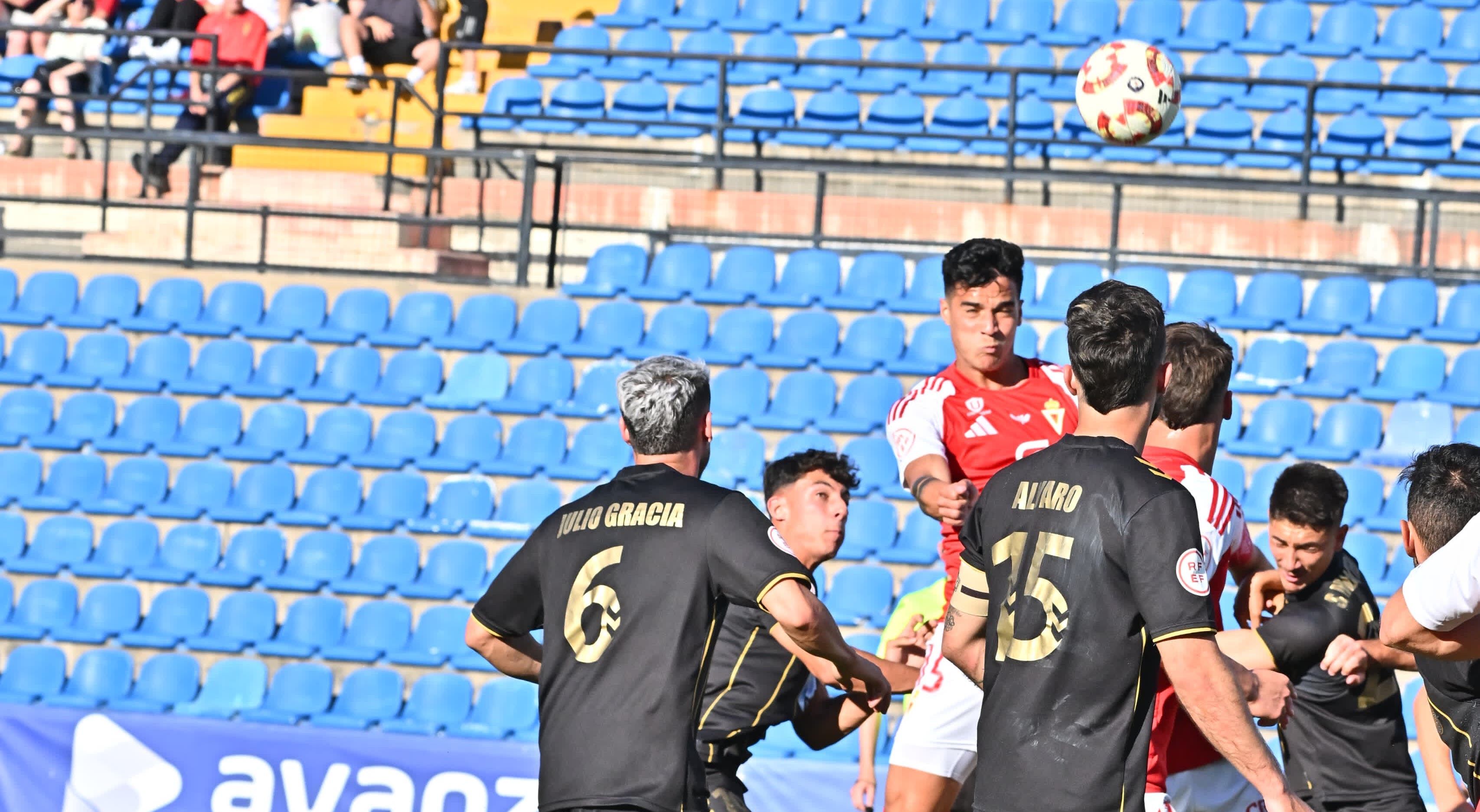 El Real Murcia gana en Alicante al Intercity gracias a un gol de Jorge Yriarte de cabeza.
