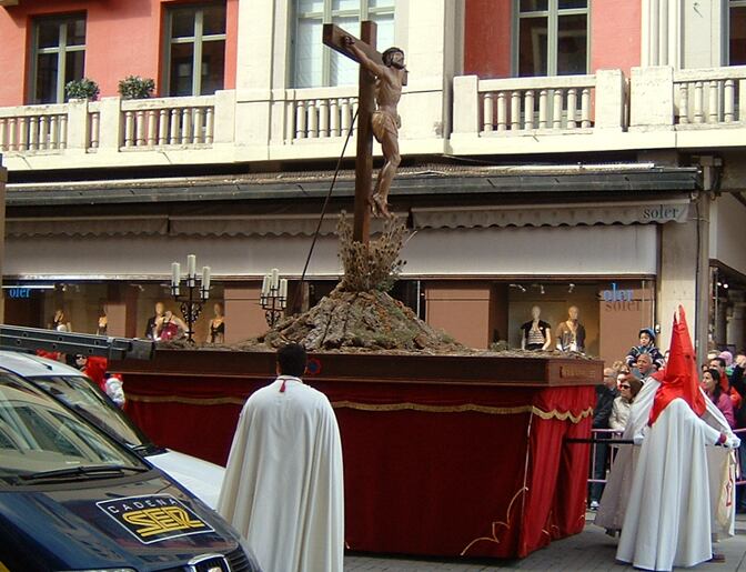 Uno de los pasos que conforman la Semana Santa de Valladolid recorre las calles del centro histórico de la ciudad