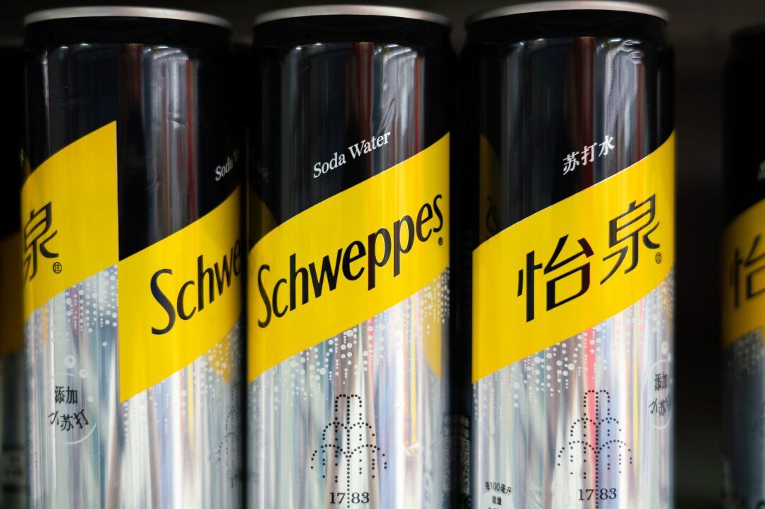 Imagen de unas latas de Schweppes