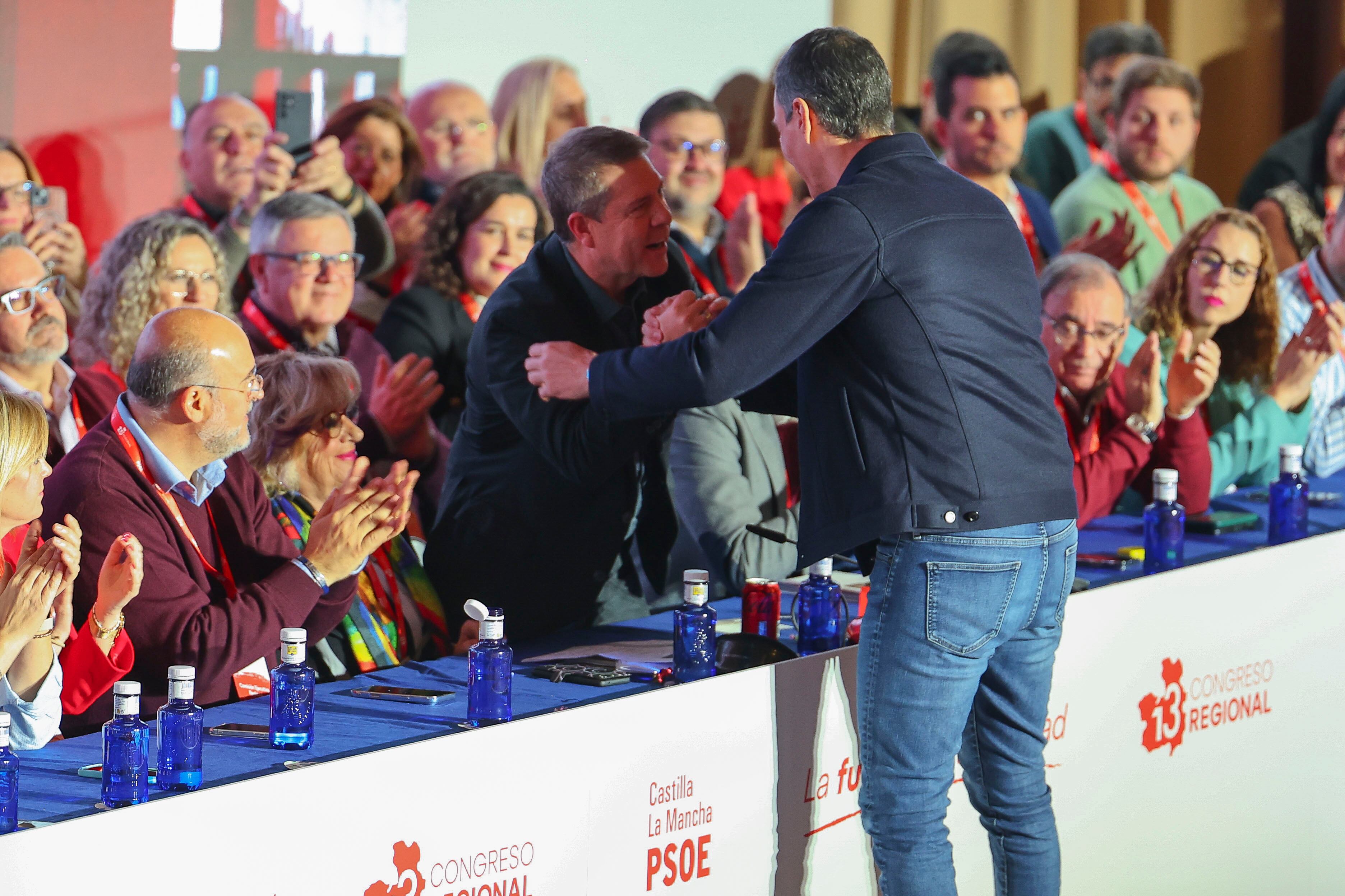 TOLEDO, 18/01/2025.- El presidente del Gobierno y secretario general del PSOE, Pedro Sánchez (c-d), estrecha la mano al presidente de la Junta de Castilla-La Mancha y actual secretario general de los socialistas en la región, Emiliano García-Page (c-i), durante la primera jornada del XIII congreso regional del PSOE de Castilla-La Mancha este sábado en Toledo. EFE/Ismael Herrero
