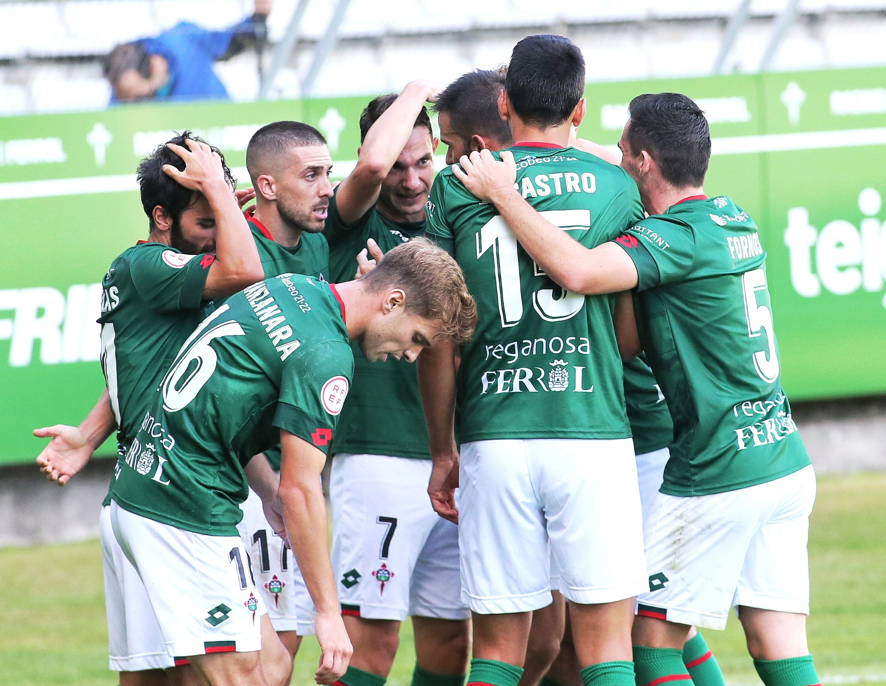 Los jugadores del Racing celebran uno de sus goles de esta temporada en A Malata