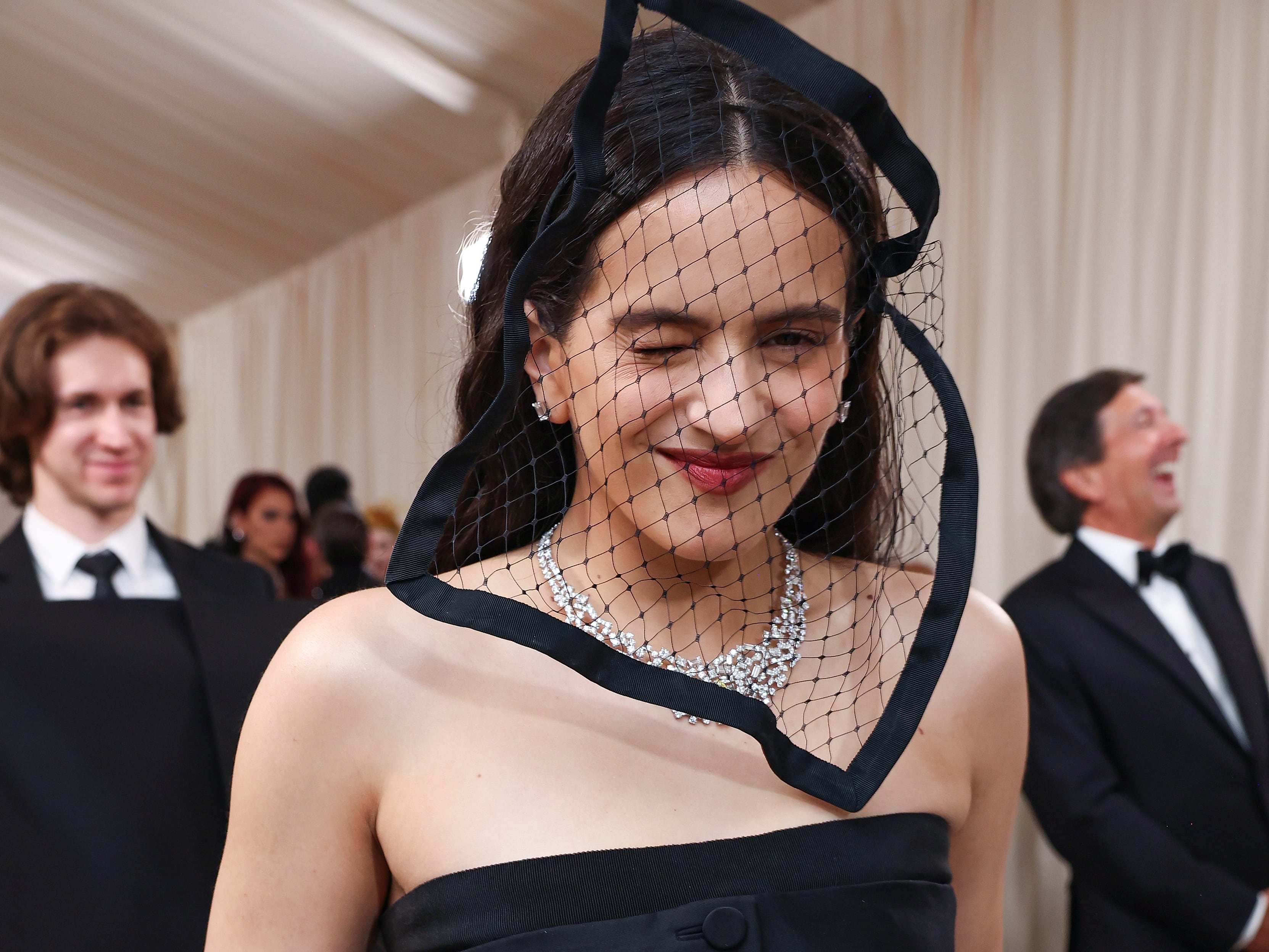 Rosalía en la alfombra verde de la gala Met