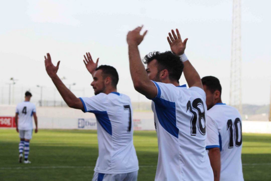 Jugadores del club animan a la grada tras un gol. 