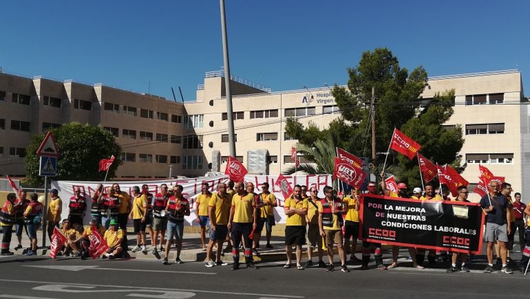 Conductores de ambulancias protesta a las puertas del Hospital de Elda 