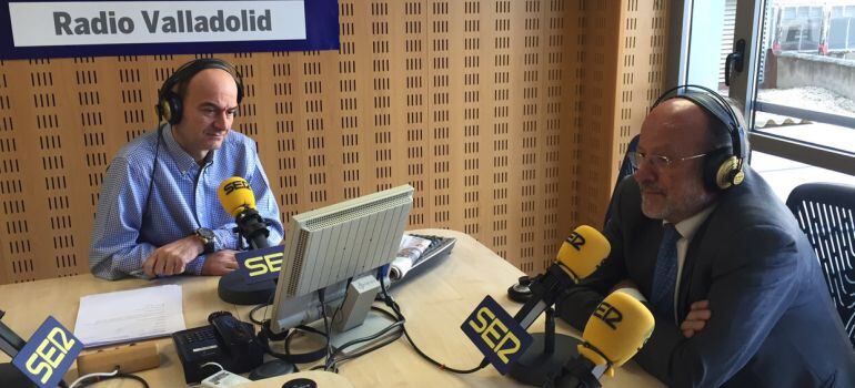 Javier León de la Riva y Carlos Flores en los estudios de Radio Valladolid