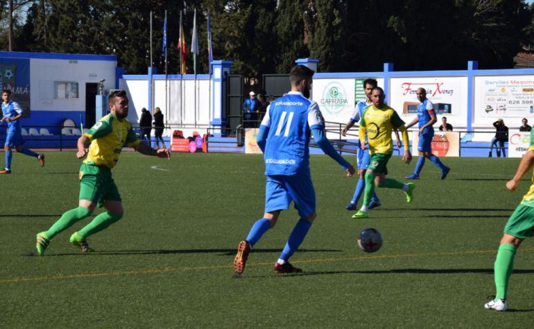 Borja JIménez controlando el balómn durante el encuentro del domingo 