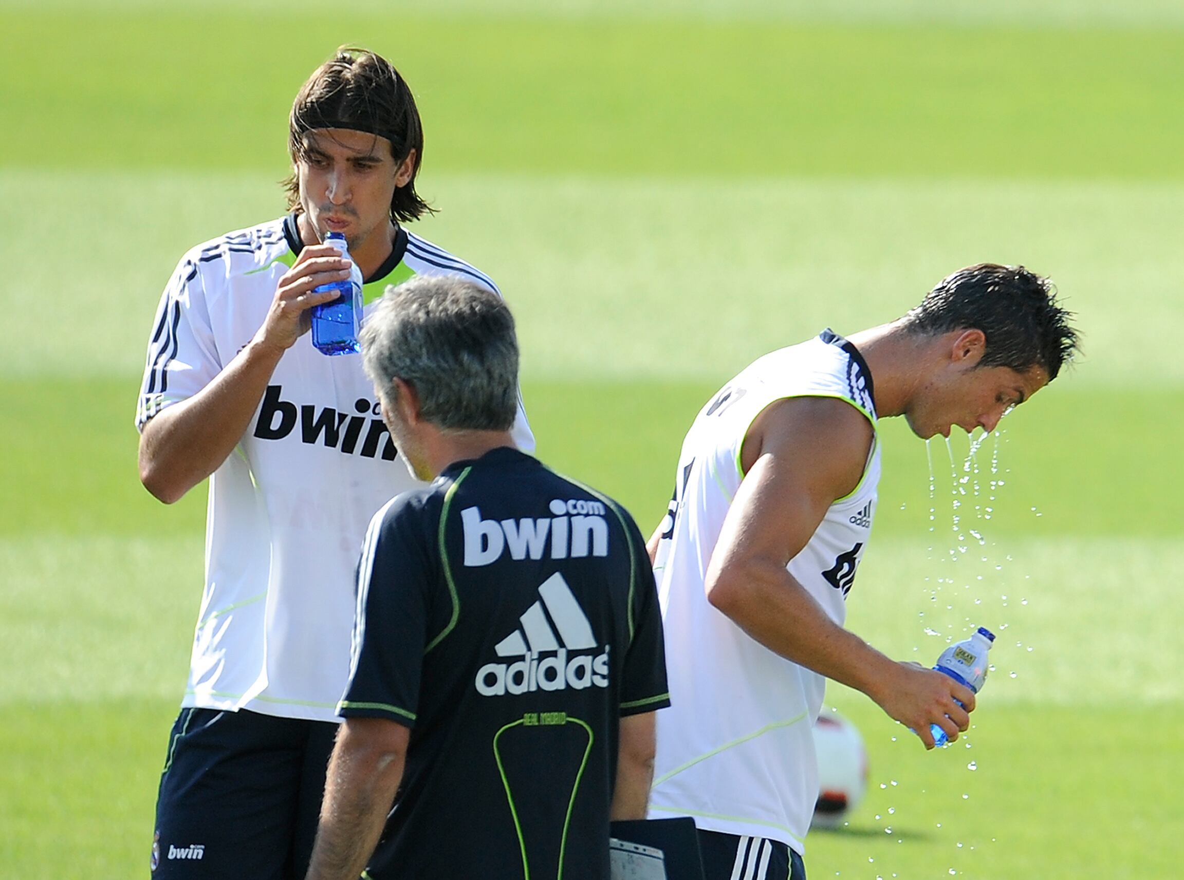 Khedira, Cristiano Ronaldo y Mourinho, durante un entrenamiento, en 2010