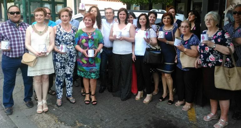 Maite Fernández, Ana Valderas y representantes del sector del Taxi y el autobús urbano de Puertollano, con las huchas que irán en los vehículos