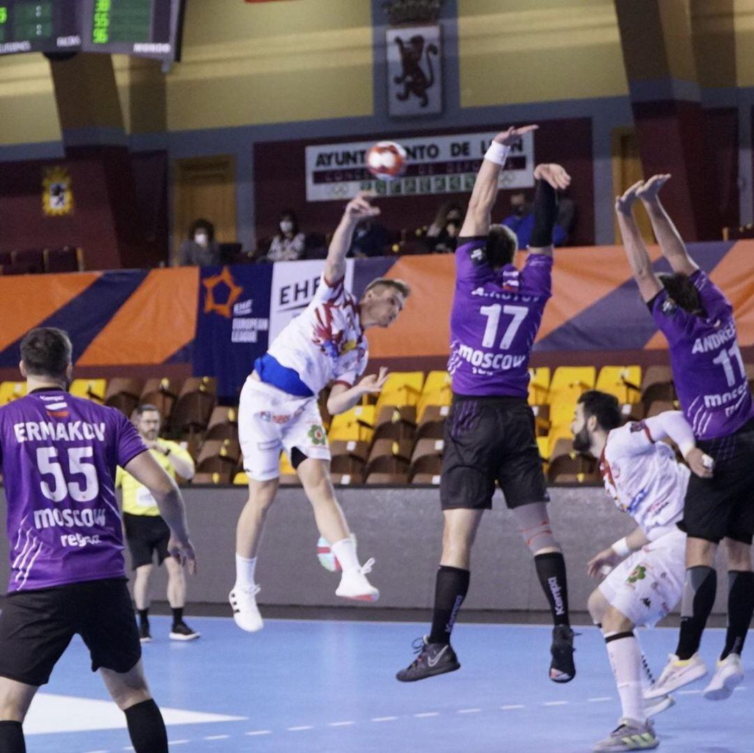 Tin Lucin intenta un lanzamiento a portería