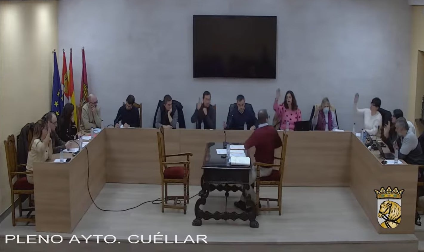 Votación a favor de la moción sobre la tasa de bomberos en el Ayto de Cuéllar