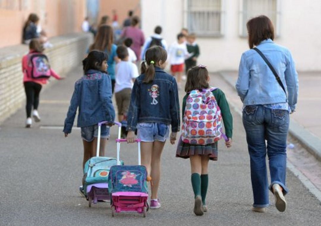 Alumnos saliendo de clase.