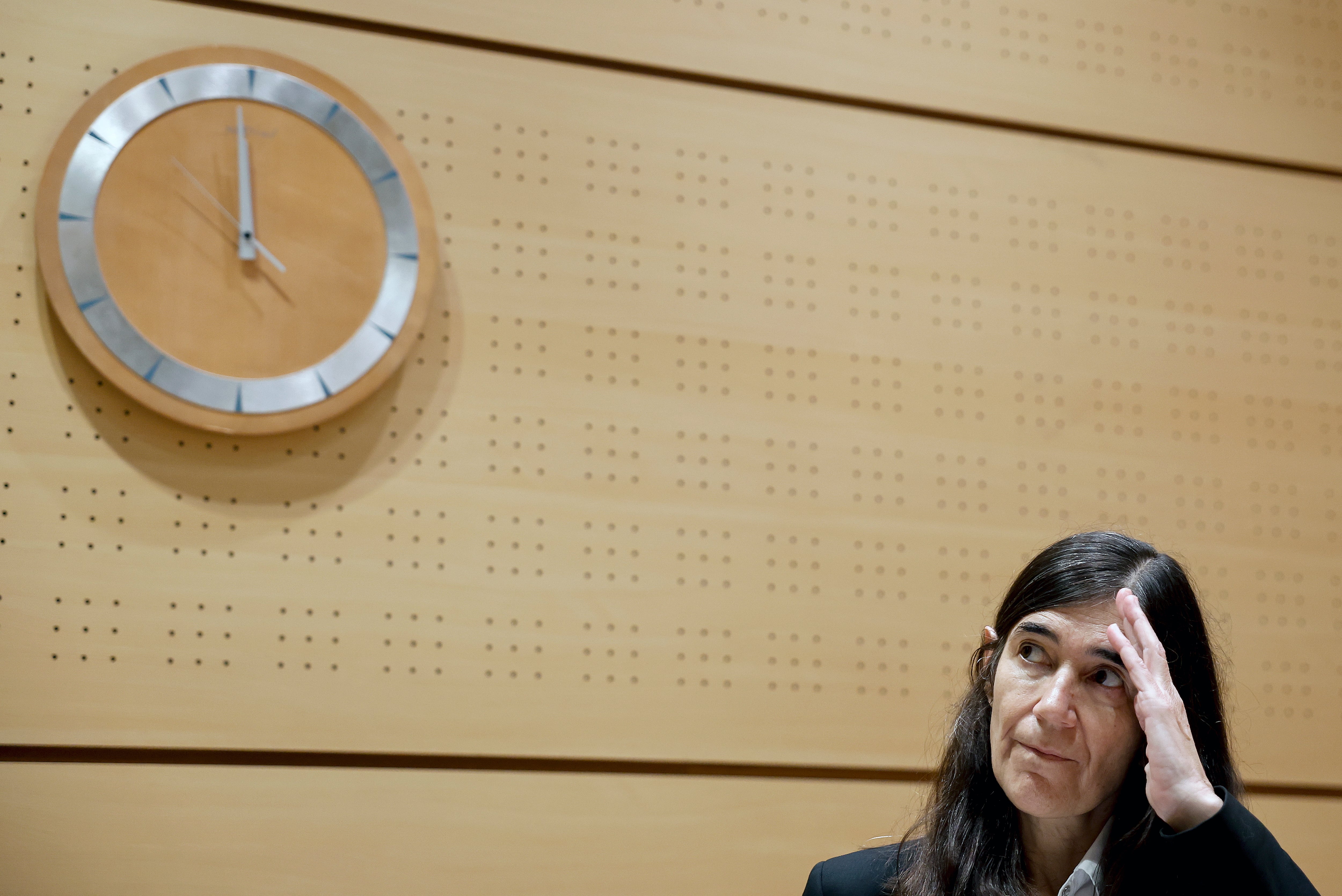 MADRID, 28/01/2025.- La directora científica del Centro Nacional de Investigaciones Oncológicas (CNIO), María Blasco, durante su comparecencia el martes, veinticuatro horas antes de la reunión extraordinaria del Patronato del CNIO, que tiene previsto adoptar decisiones sobre la continuidad o el cese de algunos de sus directivos y a cuyos miembros se ha dirigido por carta la para denunciar la campaña de bulos, desinformación, difamaciones y hasta amenazas de muerte que está sufriendo. El CNIO está inmerso en una profunda crisis desde que el pasado diciembre la mitad de los jefes de los grupos de investigación del centro pidieran el relevo de María Blasco, ante los problemas de equipación, las cuentas deficitarias o la caída de la producción científica, y se han sucedido además las críticas y las denuncias por acoso laboral o abuso de poder contra ella.EFE/Sergio Pérez